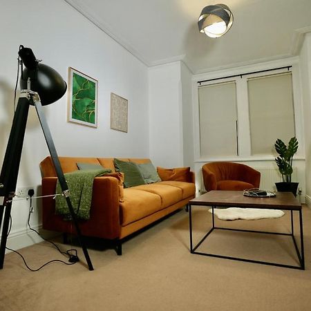 Spacious Two-Bedrooms House, Private Parking, Contractors, Relocators أكسفورد المظهر الخارجي الصورة