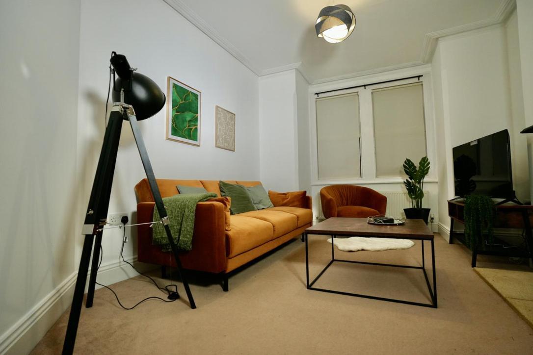 Spacious Two-Bedrooms House, Private Parking, Contractors, Relocators أكسفورد المظهر الخارجي الصورة