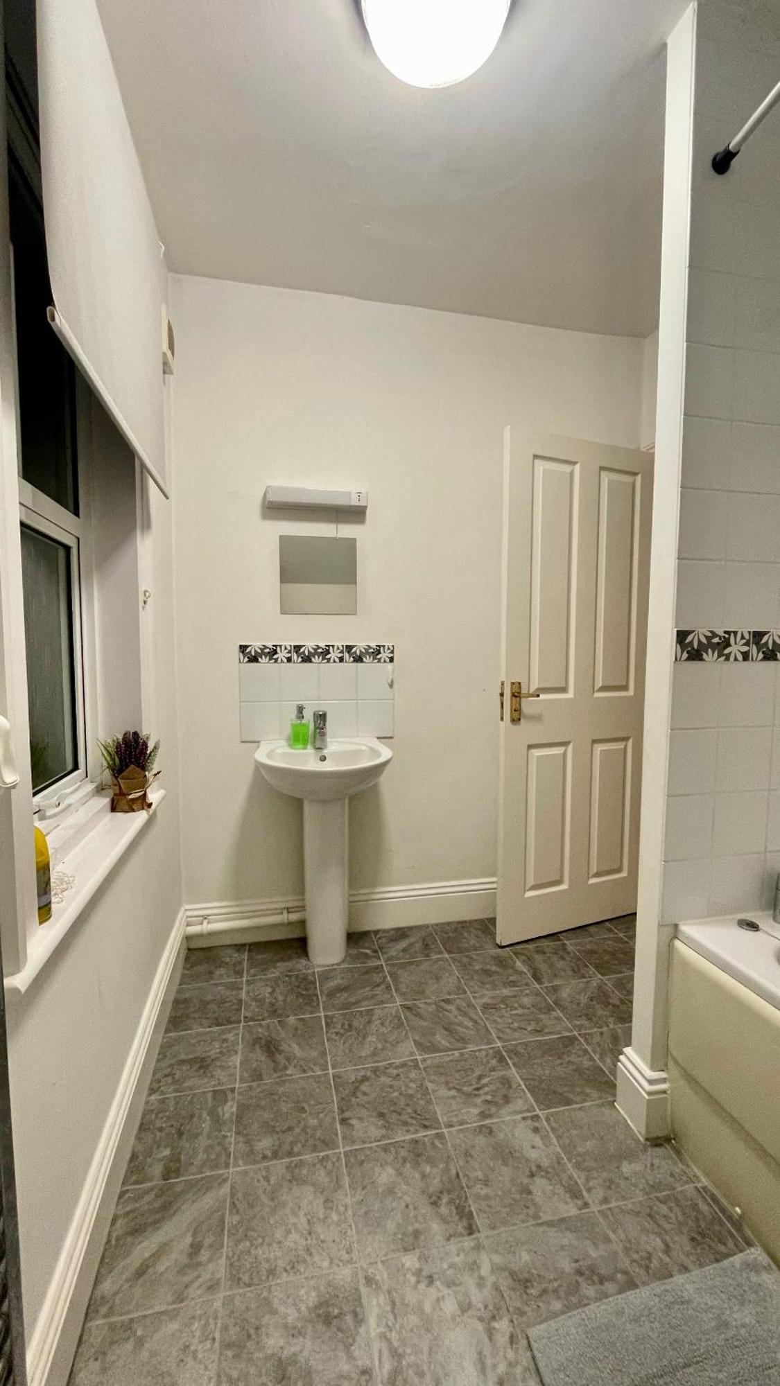 Spacious Two-Bedrooms House, Private Parking, Contractors, Relocators أكسفورد المظهر الخارجي الصورة