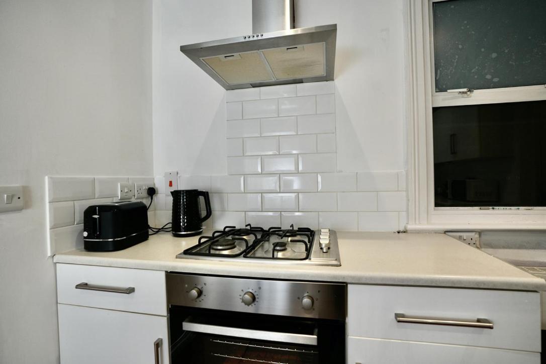 Spacious Two-Bedrooms House, Private Parking, Contractors, Relocators أكسفورد المظهر الخارجي الصورة